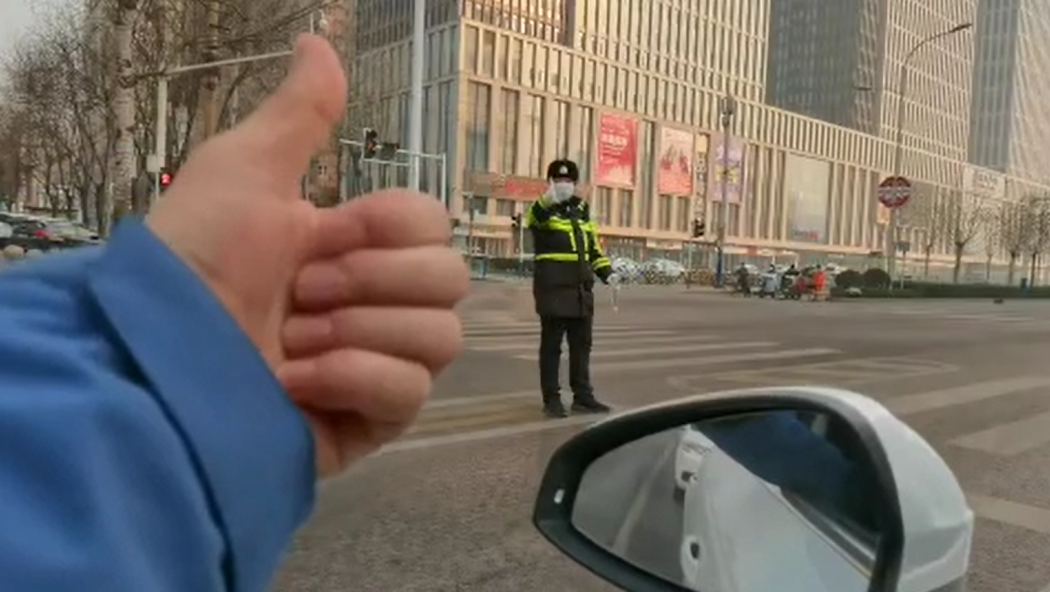石家莊路人和交警的這個(gè)&ldquo;暗號&rdquo;，真暖！