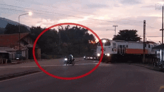 魯莽！無視警報(bào) 印尼男子強(qiáng)穿鐵軌險(xiǎn)被撞