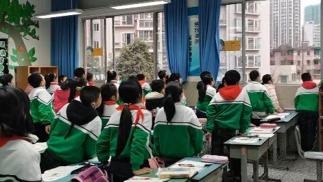 課上到一半，同學(xué)們卻把頭望向了外面！校長說：點(diǎn)贊！