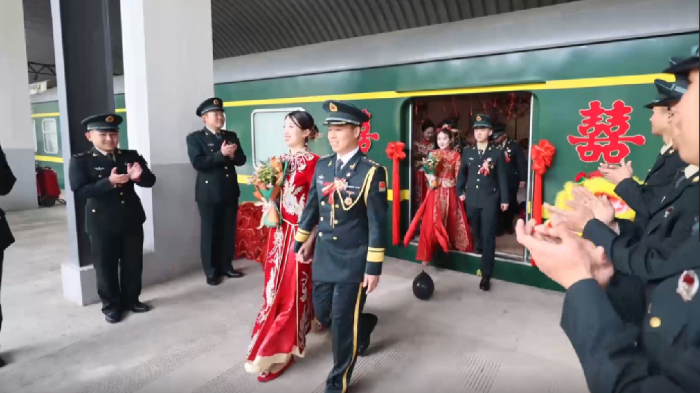 火車當&ldquo;婚車&rdquo;，東風快遞員最有排面的&ldquo;幸福軍列&rdquo;