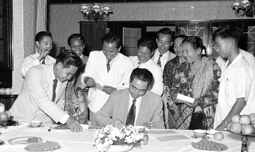 1955年4月25日，為迎接亞非會(huì)議而組織的萬(wàn)隆人民委員會(huì)的代表請(qǐng)周恩來(lái)總理簽名留念。