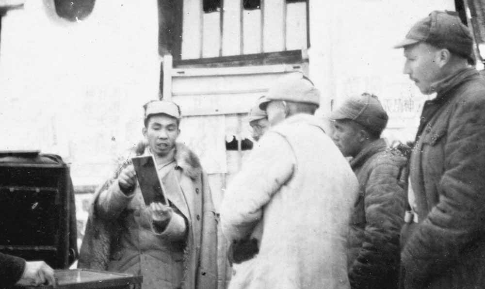 沙飛向參觀者講《晉察冀畫(huà)報(bào)》的制版情況。