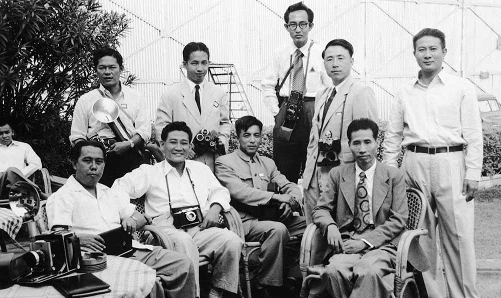 新華社記者錢嗣杰（站立者右二）在采訪會(huì)議開(kāi)幕式后和外國(guó)記者在會(huì)場(chǎng)外休息。