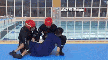 水中遇險(xiǎn) 如何自救與施救？黃金30秒 如何將溺水者救上岸？