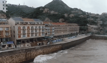 浙江臺(tái)州：臺(tái)風(fēng)&ldquo;煙花&rdquo;逼近&mdash;&mdash;海上掀起風(fēng)浪 伏休漁船轉(zhuǎn)移避風(fēng)