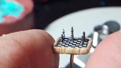比指甲蓋還小！ 土耳其微雕藝術(shù)家雕出超小國際象棋