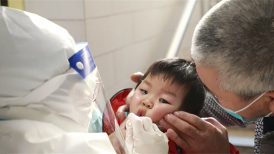 這一跪，謝謝你最美的&ldquo;核酸護(hù)士&rdquo;