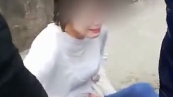 四川一女子墜河欲輕生，兩名消防員一躍而下