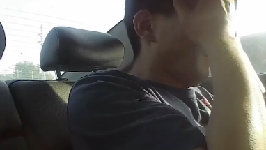 這人啥情況？他在警車上都能睡著