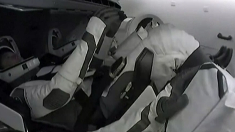 美國(guó)載人&ldquo;龍&rdquo;飛船與國(guó)際空間站完成對(duì)接