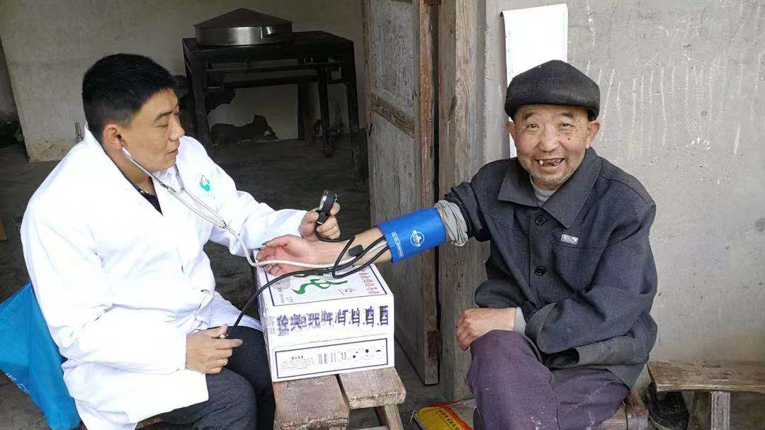 追夢(mèng)中國(guó)人｜鄉(xiāng)村醫(yī)生譚明章：父子兩代堅(jiān)守，致力鄉(xiāng)村醫(yī)療