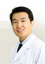 葉子?。罕本┟罓柲垦劭漆t(yī)院院長