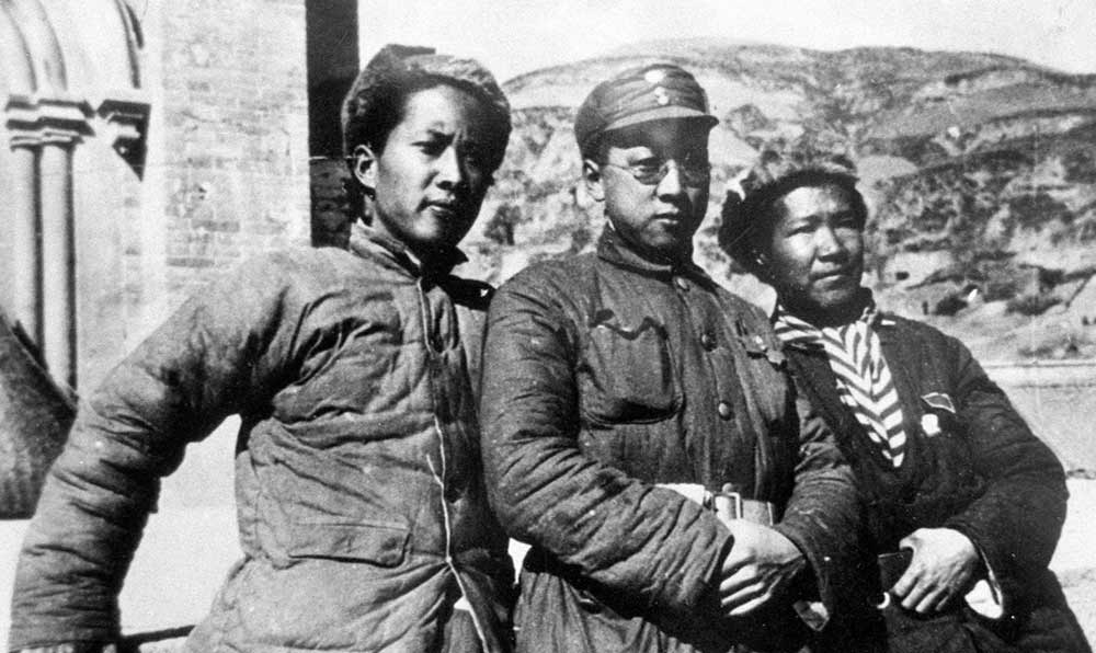 延安魯迅藝術(shù)文學(xué)院托兒所的阿姨和孩子們。