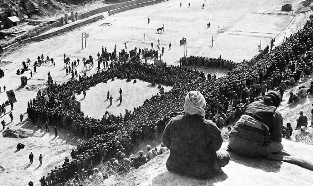 東北文代大會(huì)為慶祝斯大林70壽辰，由魯藝文工團(tuán)演出黃河大合唱。