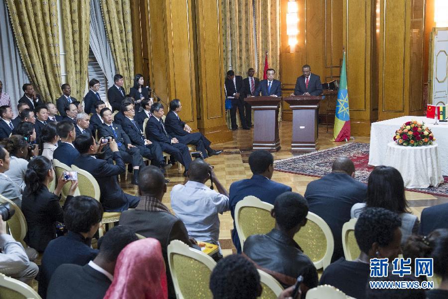 5月4日，國務院總理李克強在亞的斯亞貝巴與埃塞俄比亞總理海爾馬里亞姆舉行會談。這是會談后，李克強與海爾馬里亞姆共同會見記者。 新華社記者 王曄 攝