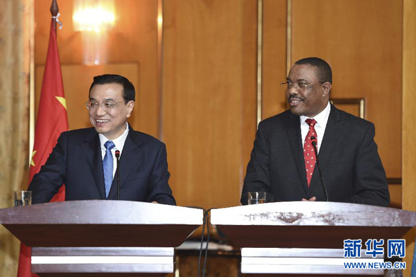 5月4日，國務院總理李克強在亞的斯亞貝巴與埃塞俄比亞總理海爾馬里亞姆舉行會談。這是會談后，李克強與海爾馬里亞姆共同會見記者。 新華社記者 李學仁 攝