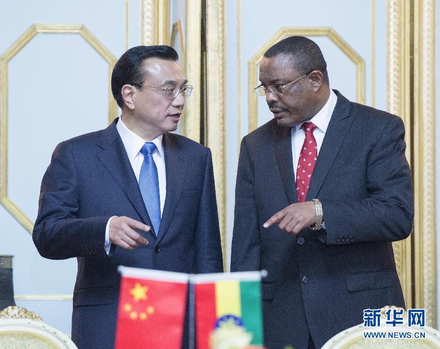 5月4日，中國國務(wù)院總理李克強在亞的斯亞貝巴與埃塞俄比亞總理海爾馬里亞姆舉行會談。這是會談后，李克強與海爾馬里亞姆共同出席有關(guān)文件簽字儀式。 新華社記者 王曄 攝