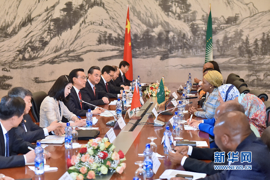 5月5日，中國國務(wù)院總理李克強(qiáng)在亞的斯亞貝巴非洲聯(lián)盟總部會見非盟委員會主席祖馬。 新華社記者李濤攝
