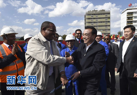 5月5日，中國國務院總理李克強考察亞的斯亞貝巴輕軌項目，埃塞俄比亞總理海爾馬里亞姆陪同。新華社記者 李學仁 攝