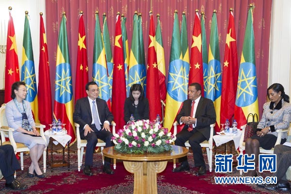 李克強(qiáng)總理夫人程虹、穆拉圖總統(tǒng)夫人梅阿扎參加會(huì)見。新華社記者王曄攝