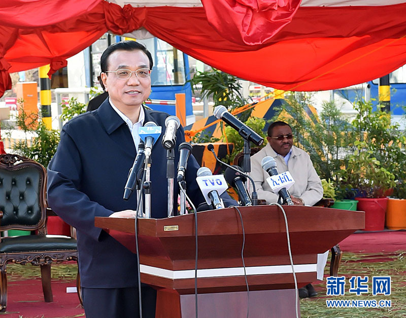 5月5日，國務(wù)院總理李克強與埃塞俄比亞總理海爾馬里亞姆共同出席亞的斯亞貝巴-阿達瑪高速公路一期竣工揭牌典禮，并為二期工程開工奠基剪彩。這是李克強在典禮上致辭。新華社記者 李濤 攝 