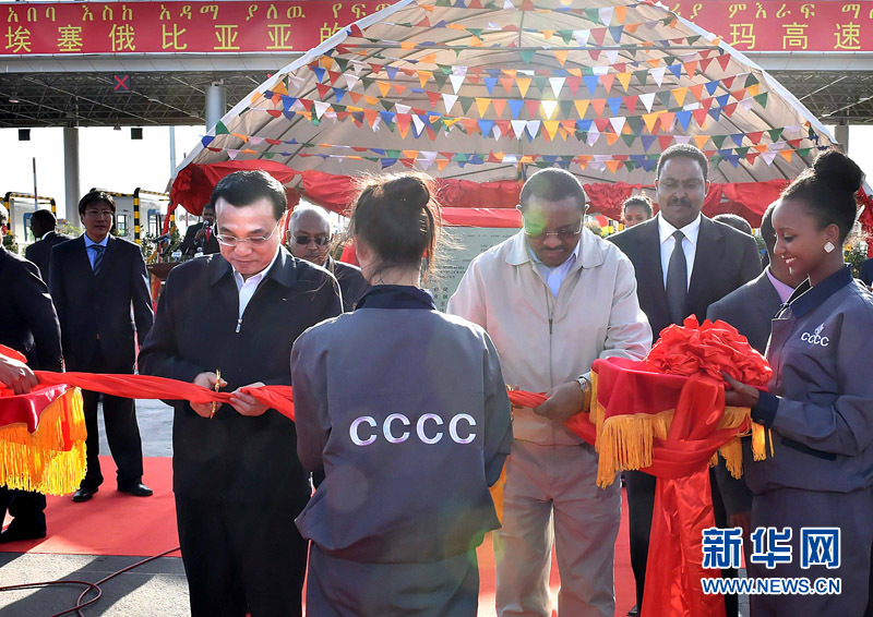 5月5日，中國國務(wù)院總理李克強與埃塞俄比亞總理海爾馬里亞姆共同出席亞的斯亞貝巴-阿達瑪高速公路一期竣工揭牌典禮，并為二期工程開工奠基剪彩。這是李克強與海爾馬里亞姆共同為亞的斯亞貝巴-阿達瑪高速公路二期工程開工剪彩。新華社記者 李濤 攝 