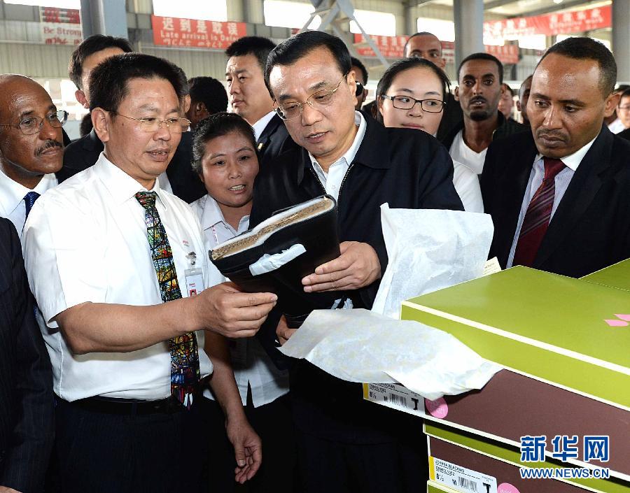 5月5日，中國國務(wù)院總理李克強(qiáng)在埃塞俄比亞總理海爾馬里亞姆陪同下參觀東方工業(yè)園。這是李克強(qiáng)在生產(chǎn)車間聽取負(fù)責(zé)人介紹生產(chǎn)情況。新華社記者 李濤 攝