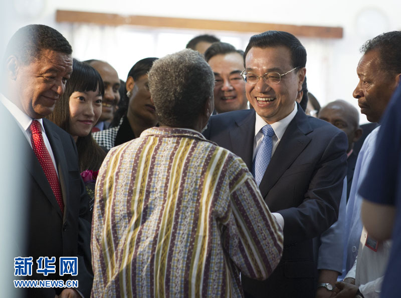 5月6日，中國國務院總理李克強與埃塞俄比亞總統(tǒng)穆拉圖一同來到亞的斯亞貝巴阿勒塔醫(yī)院，看望受益于中國免費白內障手術&ldquo;光明行&rdquo;活動的埃塞俄比亞患者。新華社記者 謝環(huán)馳 攝 