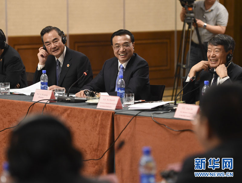  5月6日，國(guó)務(wù)院總理李克強(qiáng)在埃塞俄比亞首都亞的斯亞貝巴出席中非經(jīng)貿(mào)人文座談會(huì)。 新華社記者 李學(xué)仁 攝 