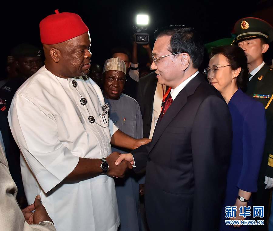     5月6日，應(yīng)尼日利亞總統(tǒng)喬納森邀請，國務(wù)院總理李克強乘專機抵達阿布賈國際機場，開始對尼日利亞進行正式訪問。李克強總理夫人程虹同機抵達。新華社記者 李濤 攝 