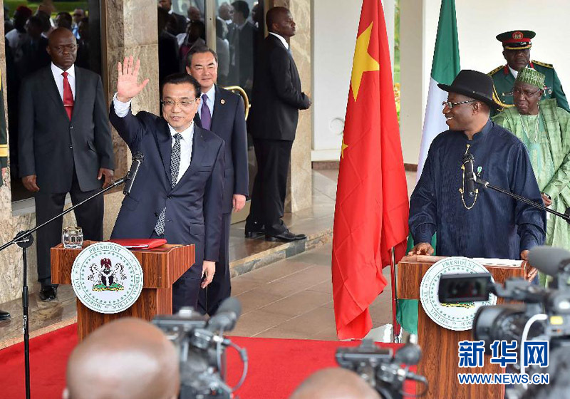 5月7日，中國國務(wù)院總理李克強(qiáng)在阿布賈與尼日利亞總統(tǒng)喬納森會談后共同會見記者，并回答記者提問。 新華社記者李濤攝 