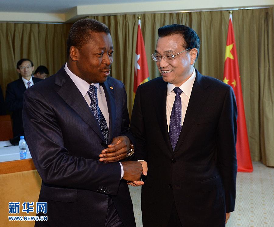 5月7日，正在尼日利亞訪問(wèn)的中國(guó)國(guó)務(wù)院總理李克強(qiáng)在阿布賈會(huì)見(jiàn)出席第24屆世界經(jīng)濟(jì)論壇非洲峰會(huì)全會(huì)的多哥總統(tǒng)福雷。 新華社記者 李濤 攝 