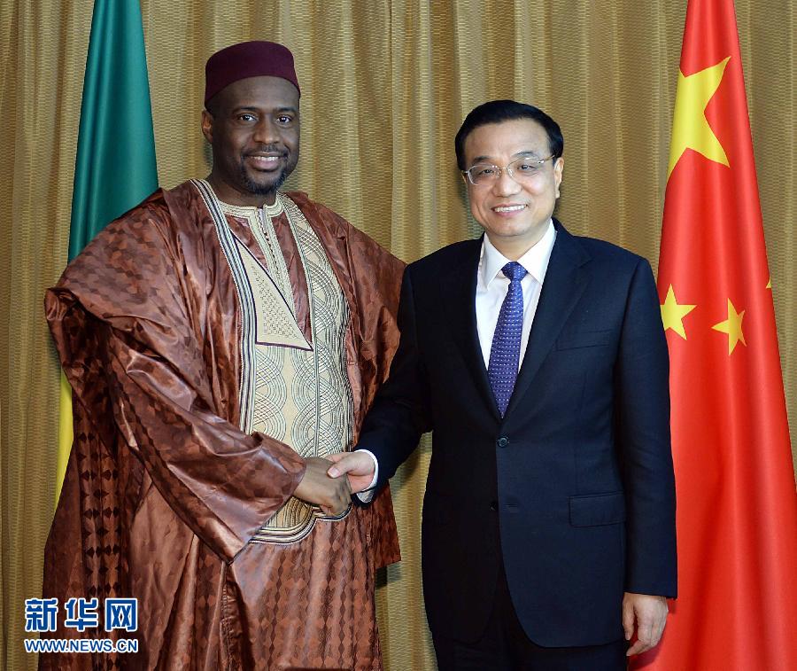 5月7日，正在尼日利亞訪問(wèn)的國(guó)務(wù)院總理李克強(qiáng)在阿布賈會(huì)見(jiàn)出席第24屆世界經(jīng)濟(jì)論壇非洲峰會(huì)全會(huì)的馬里總理馬拉。 新華社記者 李濤 攝 
