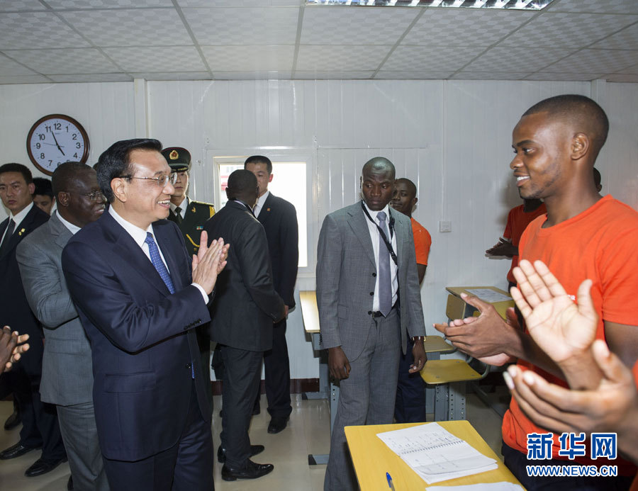 這是李克強(qiáng)在學(xué)校教室內(nèi)同正在上課的學(xué)生互動交流。新華社記者王曄攝