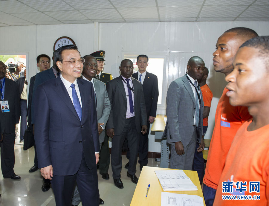 這是李克強在學(xué)校教室內(nèi)同正在上課的學(xué)生互動交流。新華社記者王曄攝