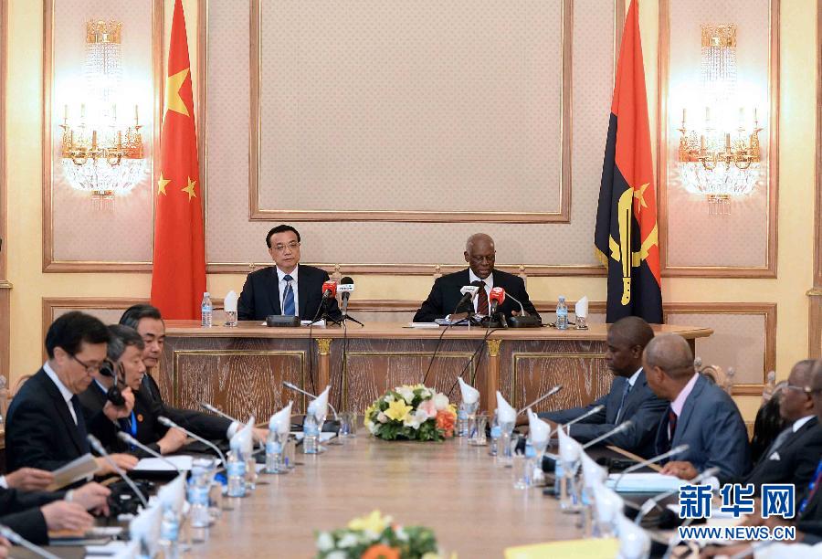 5月9日，中國國務(wù)院總理李克強在安哥拉總統(tǒng)府同安總統(tǒng)多斯桑托斯舉行會談。 新華社記者李濤攝
