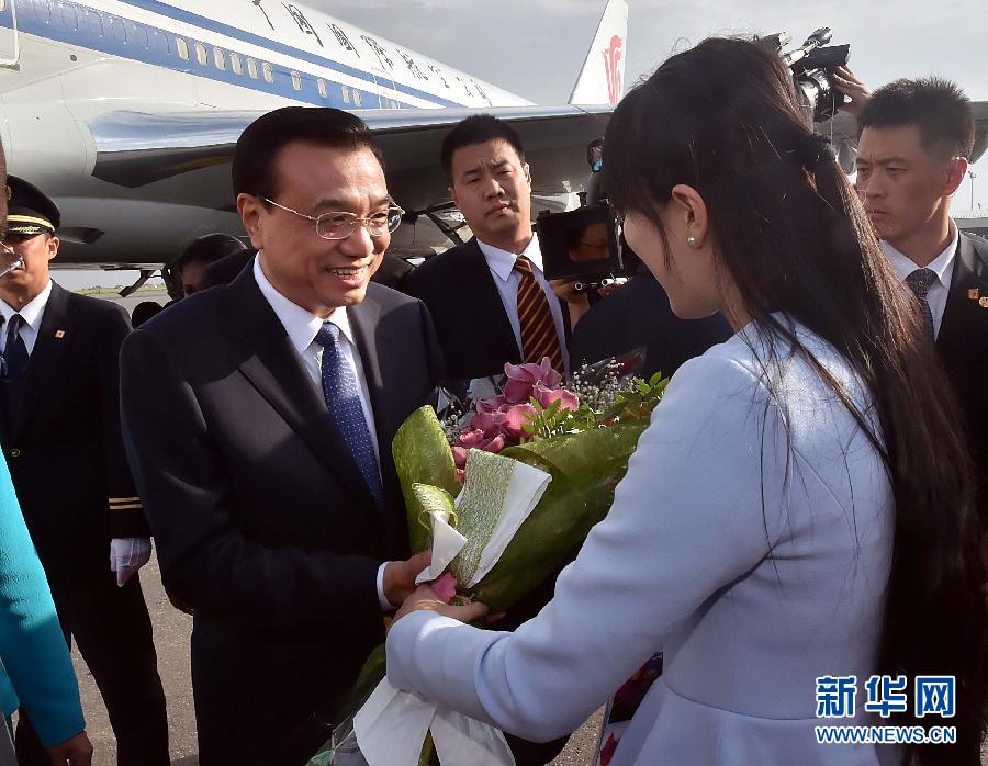 5月8日，應(yīng)安哥拉總統(tǒng)多斯桑托斯邀請(qǐng)，中國國務(wù)院總理李克強(qiáng)乘專機(jī)抵達(dá)羅安達(dá)二月四日國際機(jī)場，開始對(duì)安哥拉進(jìn)行正式訪問。 新華社記者李濤 攝 