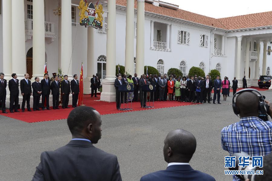  5月10日，中國國務(wù)院總理李克強在肯尼亞國家宮與肯總統(tǒng)肯雅塔舉行會談后共同會見記者。 新華社記者 李學(xué)仁 攝 
