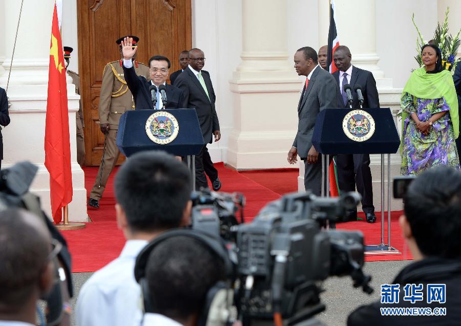 5月10日，中國國務(wù)院總理李克強在肯尼亞國家宮與肯總統(tǒng)肯雅塔舉行會談后共同會見記者。 新華社記者 李濤 攝 