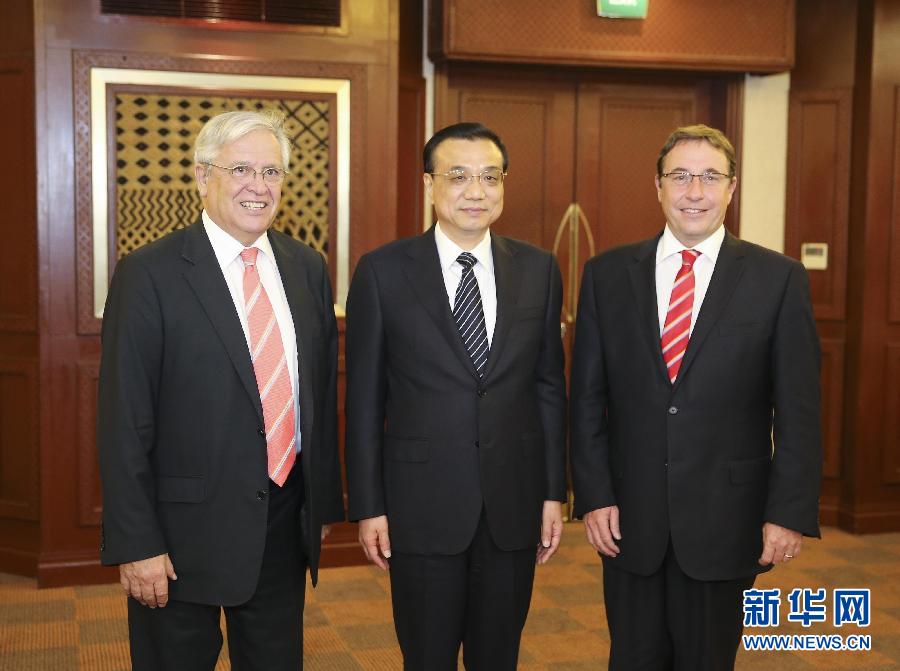 5月10日，國務院總理李克強在內羅畢會見聯(lián)合國環(huán)境規(guī)劃署執(zhí)行主任施泰納（右）和聯(lián)合國人居署執(zhí)行主任克洛斯。 新華社記者 丁林 攝 