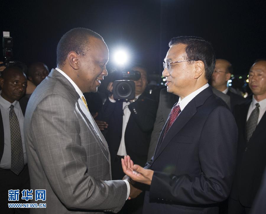 5月9日，應肯尼亞總統(tǒng)肯雅塔邀請，中國國務院總理李克強乘專機抵達內羅畢肯雅塔國際機場，開始對肯尼亞進行正式訪問。李克強總理夫人程虹同機抵達?？夏醽喛偨y(tǒng)肯雅塔和副總統(tǒng)魯托率肯政府高級官員到機場迎接。新華社記者 謝環(huán)馳 攝 