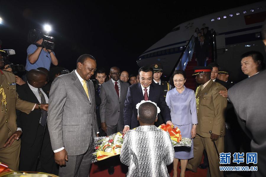 5月9日，應肯尼亞總統(tǒng)肯雅塔邀請，中國國務院總理李克強乘專機抵達內羅畢肯雅塔國際機場，開始對肯尼亞進行正式訪問。李克強總理夫人程虹同機抵達?？夏醽喛偨y(tǒng)肯雅塔和副總統(tǒng)魯托率肯政府高級官員到機場迎接。這是肯尼亞兒童向李克強夫婦獻上鮮花。新華社記者李學仁攝 