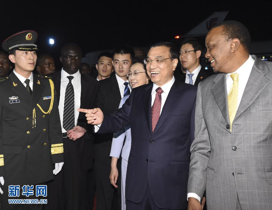 5月9日，應肯尼亞總統(tǒng)肯雅塔邀請，中國國務院總理李克強乘專機抵達內羅畢肯雅塔國際機場，開始對肯尼亞進行正式訪問。李克強總理夫人程虹同機抵達?？夏醽喛偨y(tǒng)肯雅塔和副總統(tǒng)魯托率肯政府高級官員到機場迎接。新華社記者 李學仁 攝 
