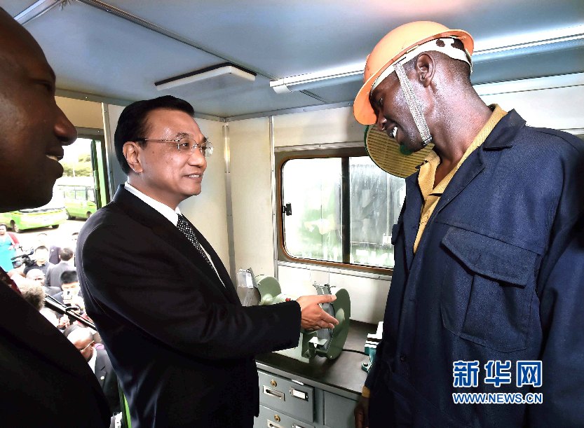 5月11日，國(guó)務(wù)院總理李克強(qiáng)參觀肯尼亞國(guó)家青年服務(wù)隊(duì)。這是李克強(qiáng)與服務(wù)隊(duì)隊(duì)員親切交談。 新華社記者 李濤 攝