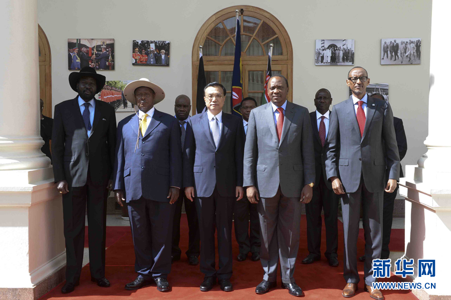 這是李克強在簽字儀式后參加集體合影。新華社記者李學(xué)仁攝