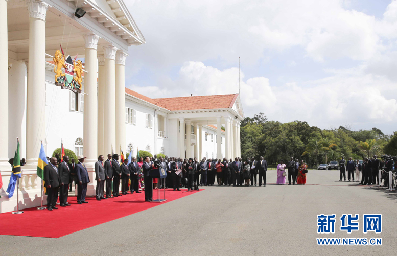 5月11日，中國國務(wù)院總理李克強在內(nèi)羅畢國家宮與肯尼亞總統(tǒng)肯雅塔共同會見記者，介紹中非合作建設(shè)肯尼亞蒙巴薩－內(nèi)羅畢鐵路情況。烏干達總統(tǒng)穆塞韋尼、盧旺達總統(tǒng)卡加梅、南蘇丹總統(tǒng)基爾等東非地區(qū)國家領(lǐng)導(dǎo)人參加。新華社記者丁林攝