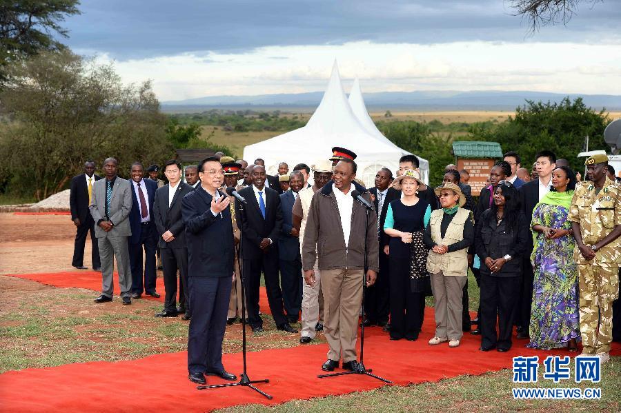 5月10日，國(guó)務(wù)院總理李克強(qiáng)與肯尼亞總統(tǒng)肯雅塔共同參觀肯尼亞內(nèi)羅畢國(guó)家公園焚燒象牙紀(jì)念地，并對(duì)中外記者發(fā)表講話(huà)。肯尼亞副總統(tǒng)魯托陪同參觀。新華社記者 李濤 攝 