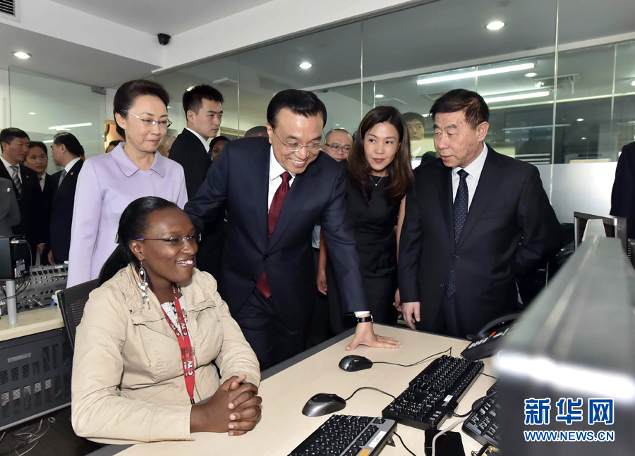 5月11日，中國國務(wù)院總理李克強在肯尼亞首都內(nèi)羅畢看望并慰問中央電視臺非洲分臺員工。 新華社記者 李濤 攝 