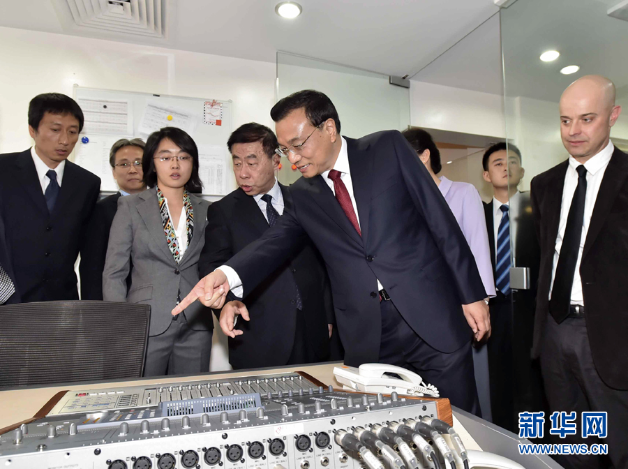 5月11日，中國國務(wù)院總理李克強在肯尼亞首都內(nèi)羅畢看望并慰問中央電視臺非洲分臺員工。 新華社記者 李濤 攝 