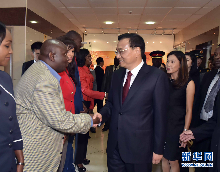 5月11日，中國國務(wù)院總理李克強在肯尼亞首都內(nèi)羅畢看望并慰問中央電視臺非洲分臺員工。 新華社記者 李濤 攝 